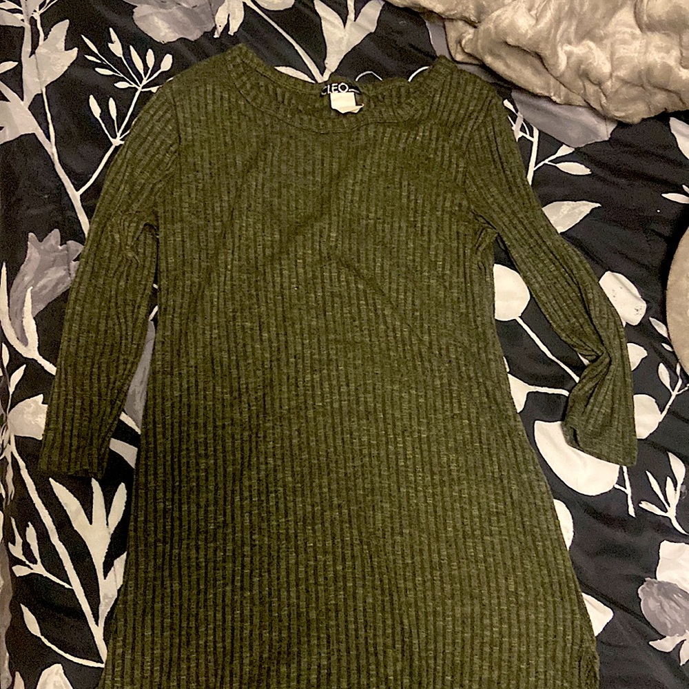 Short long sleeved seaweed dress